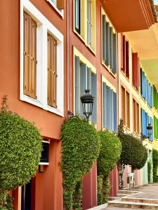 Színes házfalak Cavanello falfestékkel festve – kültéri festék élénk árnyalatban